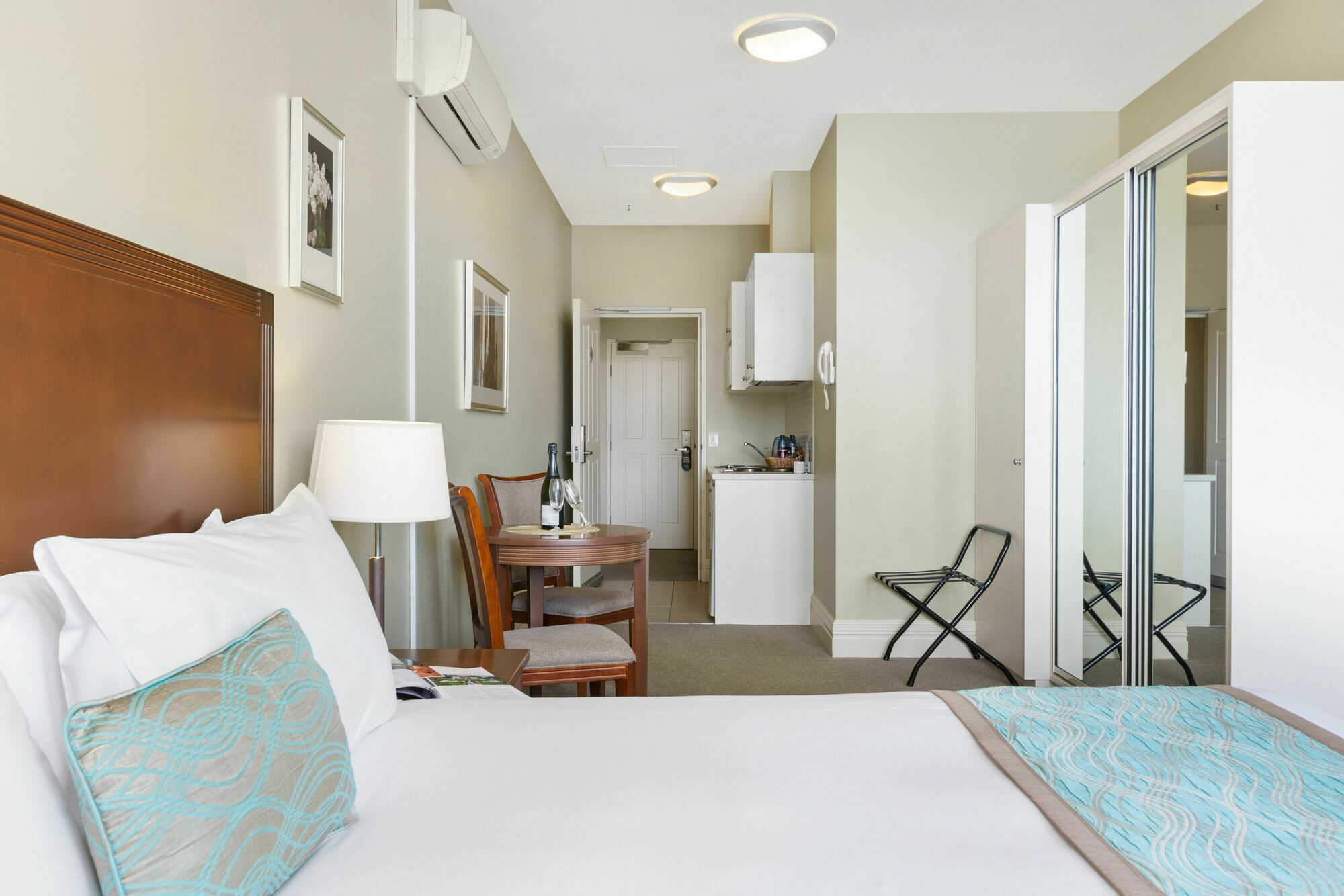 Launceston Central Apartment Hotel Official Інтер'єр фото